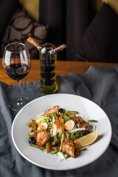 Grönsaks Sallad Med Fisk Och Ägg Tallrik Bord Med Glas — Stockfoto