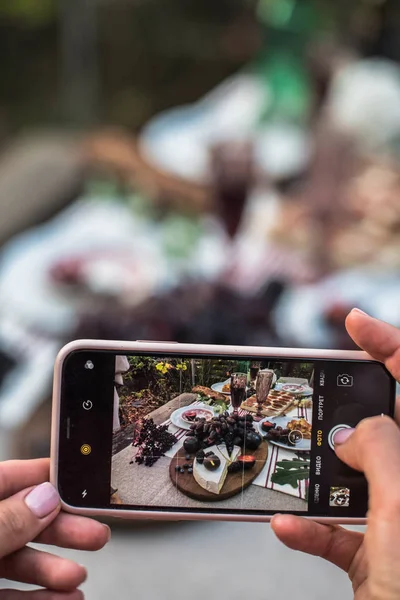 Жіночі Руки Фотографуються Мобільним Телефоном Садового Столу Харчовими Інгредієнтами Ліцензійні Стокові Зображення