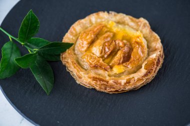 Koyu arka plan üzerinde tatlı pasta puf