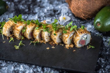 Japon suşi roll barut buz ile servis