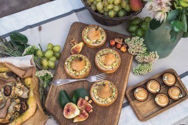 armut, pizza, kek ve meyve ile lezzetli tartlets üstten görünüm Bahçe Festival tablo  
