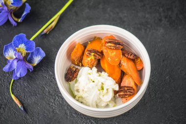 Beyaz kase krema ve fındık ile kavrulmuş havuç