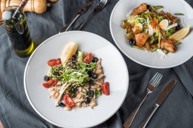 Siyah masa örtüsü üzerinde kase farklı snack salatalar