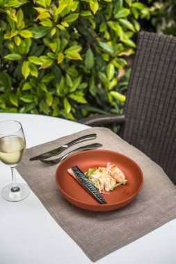 Masa açık havada plaka üzerinde salata ile turşu ringa balığı