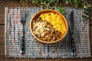 Kase patates ezdim ve rustik ahşap masa halıya üzerinde kızarmış domuz pastırması