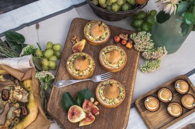 armut, pizza, kek ve meyve ile lezzetli tartlets üstten görünüm Bahçe Festival tablo 