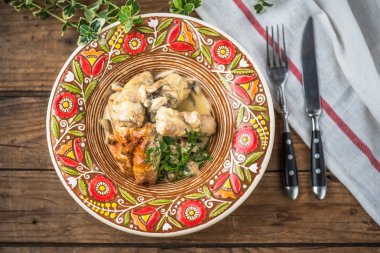 Ahşap masada desenli rustik plaka üzerinde ev yapımı et rulo