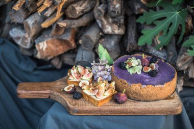 Festival pastayla lezzetli meyve bahçesinde ahşap tahta üzerinde görmek