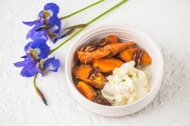 Beyaz kase krema ve fındık ile kavrulmuş havuç