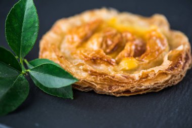 Koyu arka plan üzerinde tatlı pasta puf