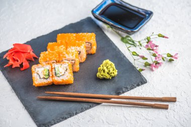 Japon Suşi roll kayrak üzerinde çubuklarla hizmet.