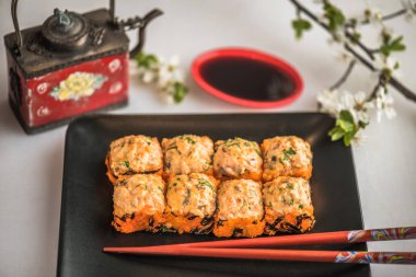 Japon Suşi roll tabakta yemek çubukları ile