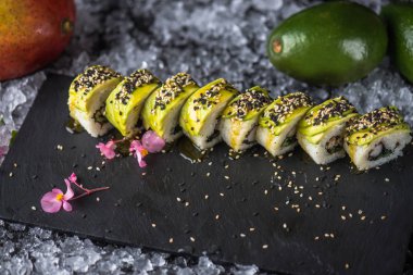 Japon suşi roll barut buz ile servis