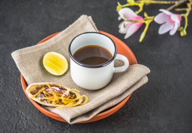 Kahve ve pide fincan koyu yüzeyde peçete ile plaka üzerinde doldurma ile