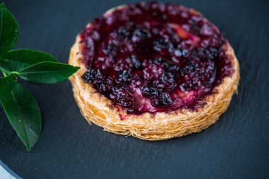 puf böreği kayrak üzerinde doldurma meyve ile