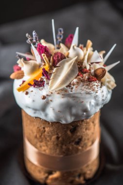 Lezzetli yakından görmek Paskalya çiçekli pasta, meyve ve çikolata koyu arka plan üzerinde şekerlenmiş