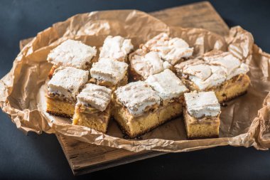 Taze pişmiş kek parşömen üzerine dilimlenmiş.