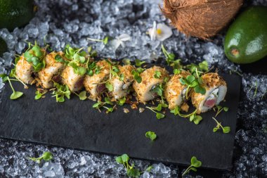 Japon suşi roll barut buz ile servis