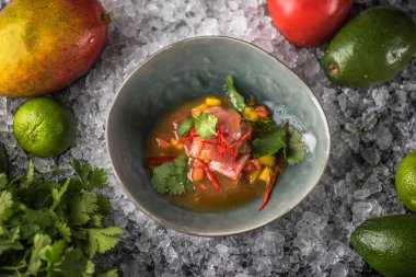 Malzemelerle buz üzerinde kase sebzeler ile deniz ürünleri snack