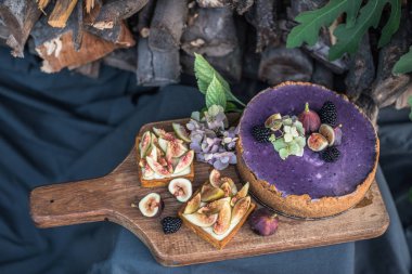 incir ve Bahçe ahşap tahta üzerinde meyveleri lezzetli mor pasta