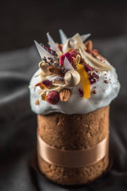 Lezzetli geleneksel Paskalya kek şekerlenmiş meyve ve çikolata koyu arka plan üzerinde görmek