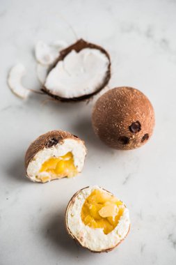 beyaz zemin üzerine Hindistan cevizi şeklinde el yapımı şekerlemeler