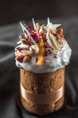 Lezzetli yakından görmek Paskalya çiçekli pasta, meyve ve çikolata koyu arka plan üzerinde şekerlenmiş