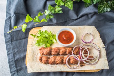 Kefir cam ile gri keten masa örtüsü üzerinde plaka üzerinde taze sebze salatası