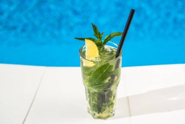 havuz kenarına yerleştirilen cam mojito kokteyl yakın çekim