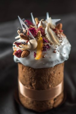 Lezzetli geleneksel Paskalya kek şekerlenmiş meyve ve çikolata koyu arka plan üzerinde görmek