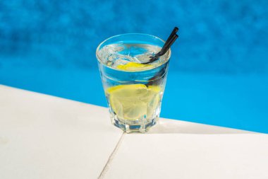 havuz kenarına yerleştirilen cam kokteyl yakın çekim