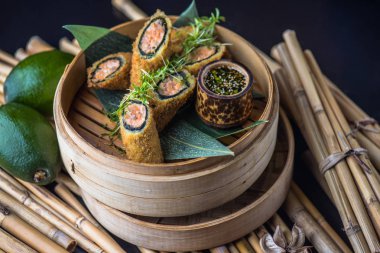 Deniz ürünleri Asya rulo bambu arka planda servis