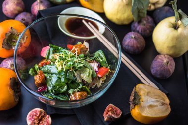 Taze sebze salatası malzemeler ile siyah peçete üzerinde kapta snack