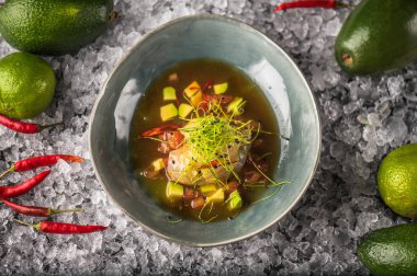 Malzemelerle buz üzerinde kase sebzeler ile deniz ürünleri snack