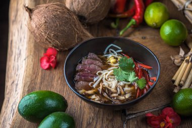 Ahşap masa üzerinde siyah kase Vietnamca Pho çorbası