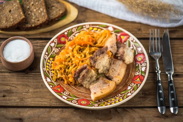 Fette Maiale Fritte Cavolo Arrosto Tritato Piatto Rustico Tavola Legno — Foto Stock