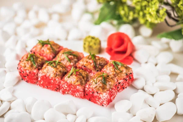 Japanische Sushi Rolle Auf Weißem Hintergrund Mit Kieselsteinen Serviert — Stockfoto