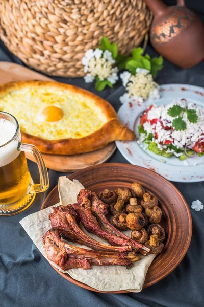 Gebakken Traditionele Georgische Khachapuri Gegrild Vlees Champignons Glas Bier — Stockfoto