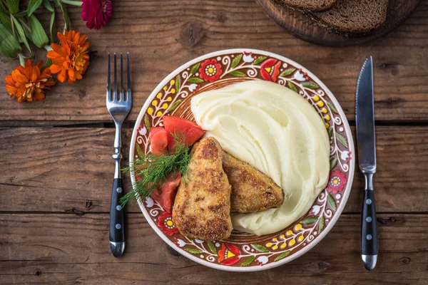 Hausgemachte Gebratene Hähnchenbrust Und Kartoffelpüree Auf Rustikalem Bunten Teller Auf — Stockfoto