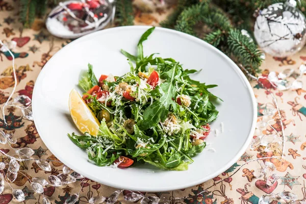 Salade Fraîche Avec Roquette Tomates Dans Bol Blanc — Photo