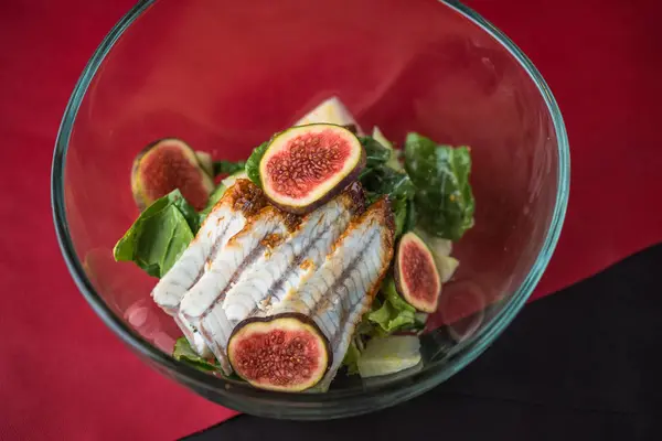新鲜沙拉与鳗鱼在碗在红色表面 — 图库照片