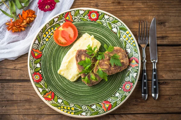 Meat Cutlets Mashed Potatoes Vegetables Colored Plate Wooden Table — Stock Photo, Image