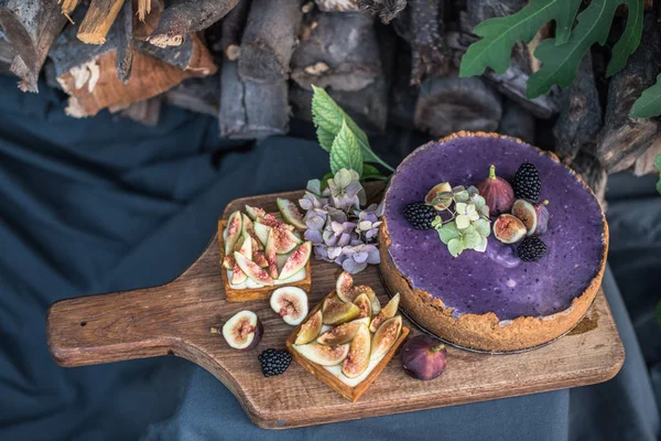 incir ve Bahçe ahşap tahta üzerinde meyveleri lezzetli şenlikli pasta