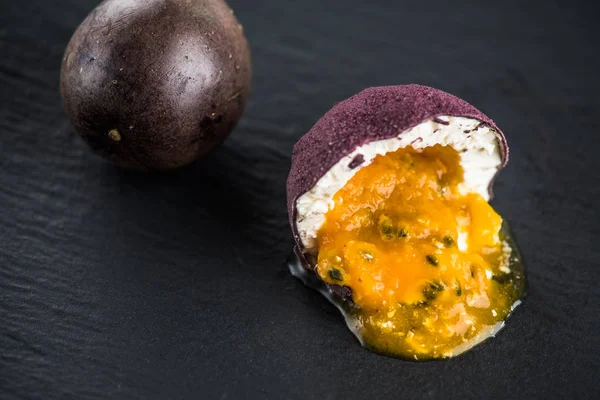 Koyu arka plan üzerinde tutku meyve şeklinde şekerler