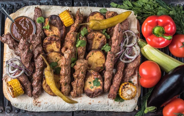 Board Grilled Sausages Vegetables Barbecue Rack — Stock Photo, Image