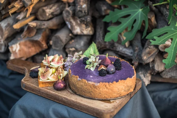 Крупный План Вкусного Фиолетового Торта Инжиром Ягодами Деревянной Доске Саду — стоковое фото