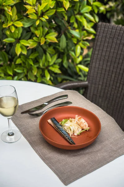 Masa açık havada plaka üzerinde salata ile turşu ringa balığı