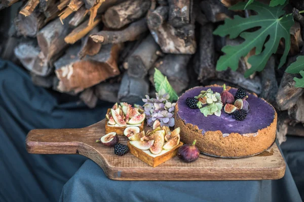 Festival pastayla lezzetli meyve bahçesinde ahşap tahta üzerinde görmek