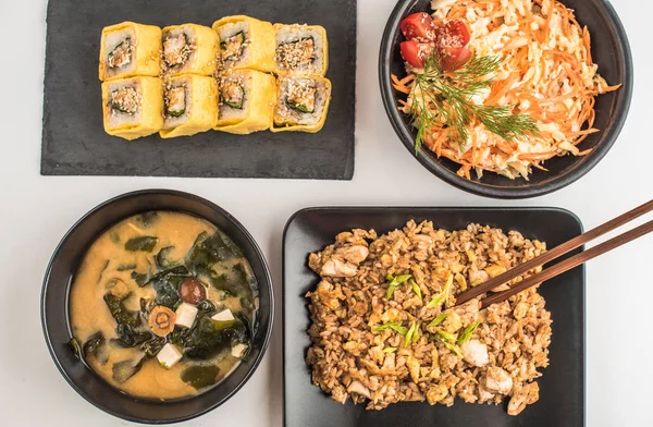 Asiatisk Måltid Med Sushi Misosoppa Sallad Och Stek Ris Vit — Stockfoto