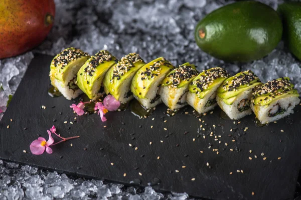 Japon suşi roll barut buz ile servis